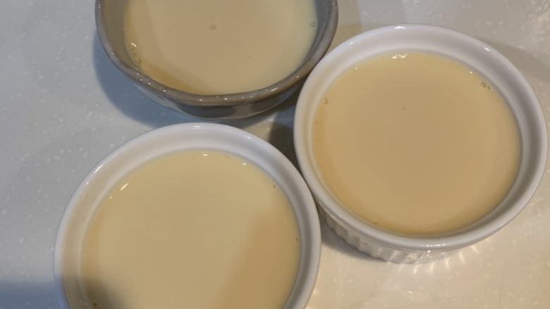 鸡蛋布丁,分别装成3小碗,静置30分钟,一定要静置,这点是关键点哦