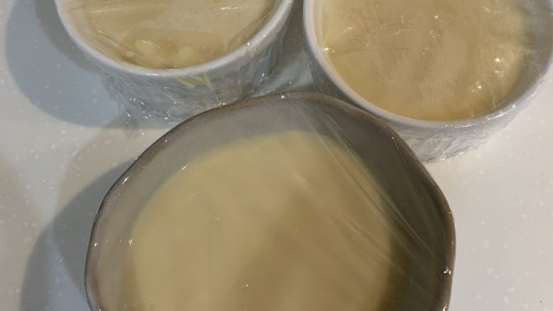 鸡蛋布丁,盖上保鲜膜,每个插3个小洞