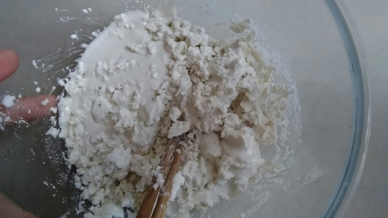 椰香千层马蹄糕,倒入水后搅拌一下,让马蹄粉充分吸收水分。