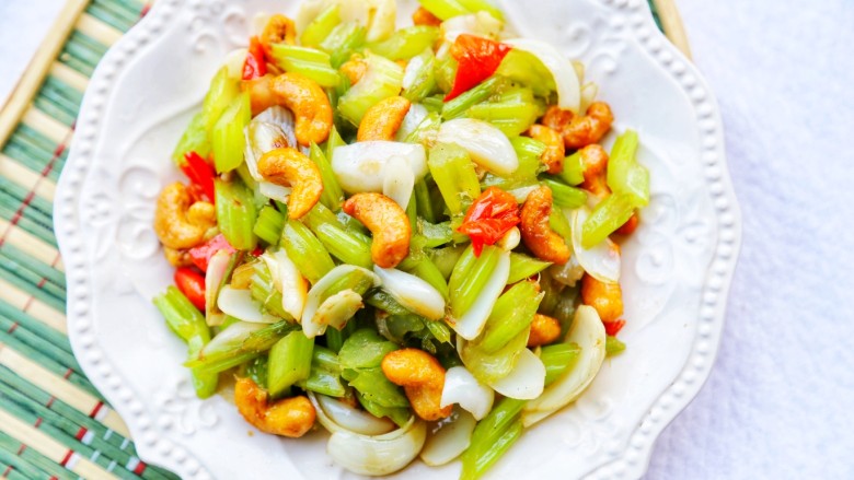 美食丨西芹百合炒腰果,秋季养生健康菜代表~,开动吧!