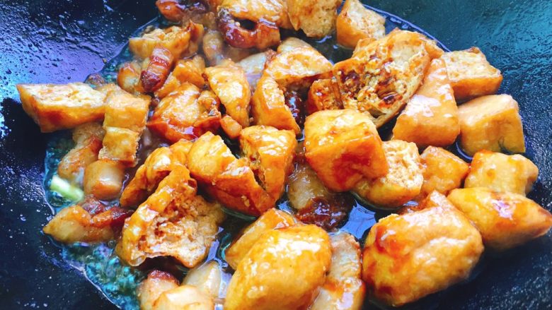 家常炒油豆腐,加适量清水,切记要从锅边淋入