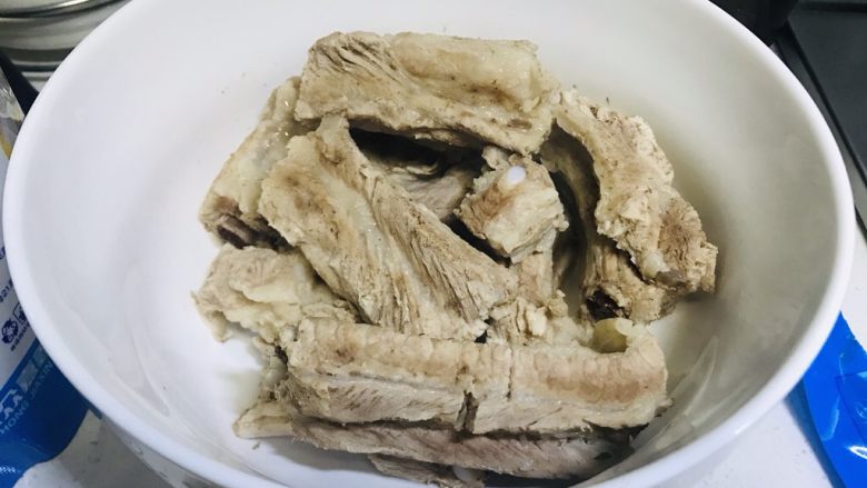 糖醋排骨,用冷水煮骸骨，沸腾后再煮一小会儿。觉着血水都排掉了就可以捞出来沥干。