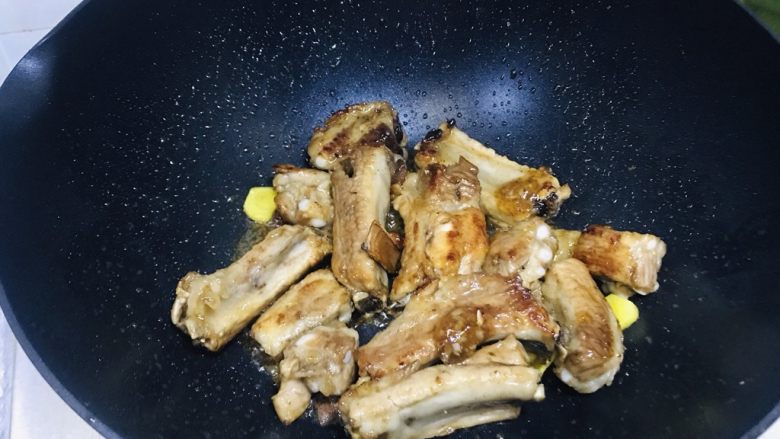 糖醋排骨,倒入排骨翻炒的同时加入姜片，可以用中火到大火。