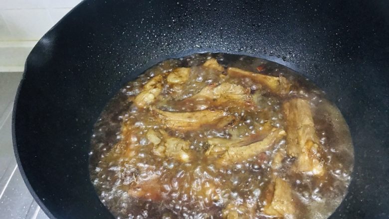 糖醋排骨,加入清水，抹过排骨即可。转中火，盖上盖子继续煮。