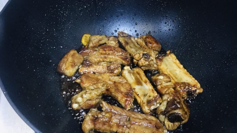 糖醋排骨,将调好的汁儿倒入锅内，继续翻炒。