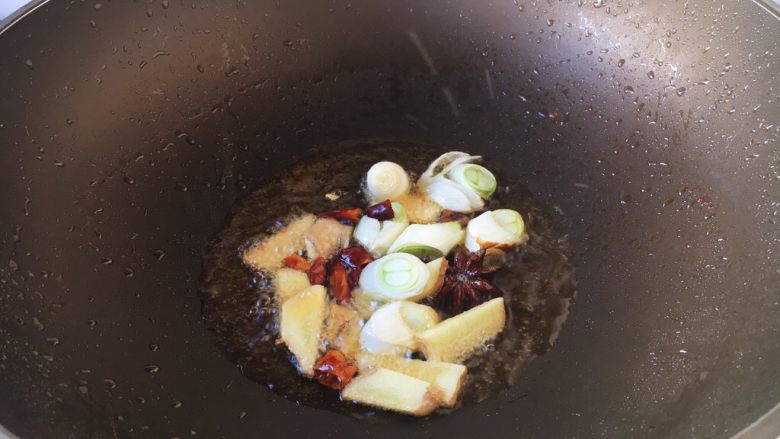 红烧鲽鱼,锅里留少许底油,中火,放入备好的佐料爆香。