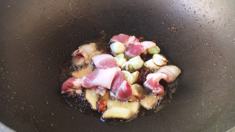 红烧鲽鱼,放入五花肉,翻炒至变成白色。