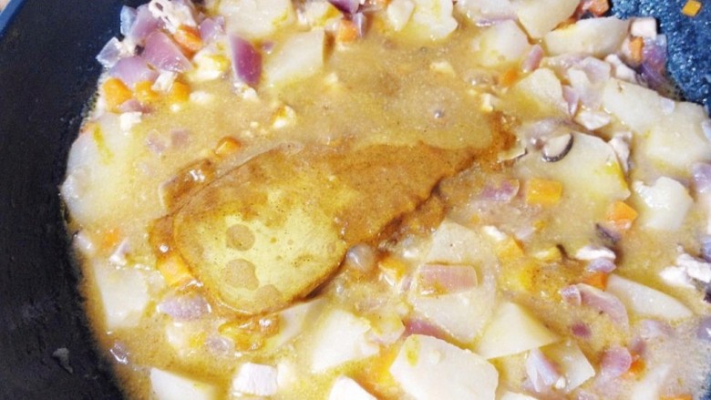 咖喱鸡肉饭,倒入与材料齐平的温水烧开,放入咖喱卤烧开,中火至汤汁浓稠即可。