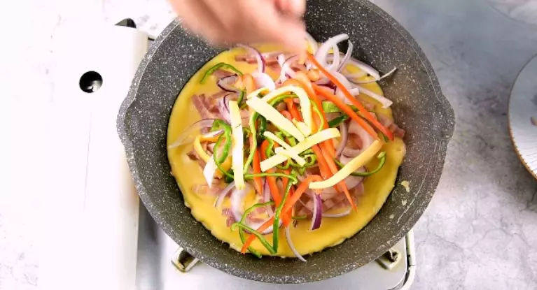 平底锅做披萨?没烤箱也OK!,小火煎40秒后,铺上准备好的食材