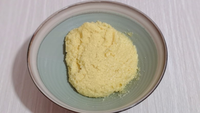 黄金椰蓉球一口一个令人回味,用硅胶铲翻拌均匀,至无干粉!