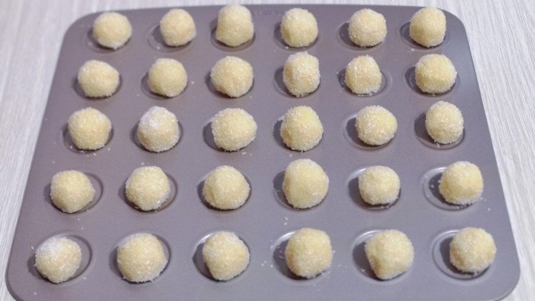 黄金椰蓉球一口一个令人回味,依次做完,尽量做到大小一致。我的每个小球约13克,这个量做了30个。