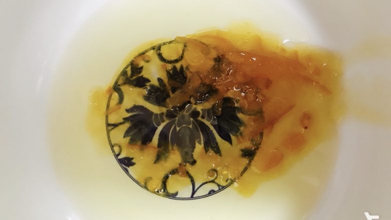 蜂蜜柚香戚风蛋糕,<a style='color:red;display:inline-block;' href='/shicai/ 46558'>蜂蜜柚子酱</a>和食用油混合均匀，柚子皮不用取出