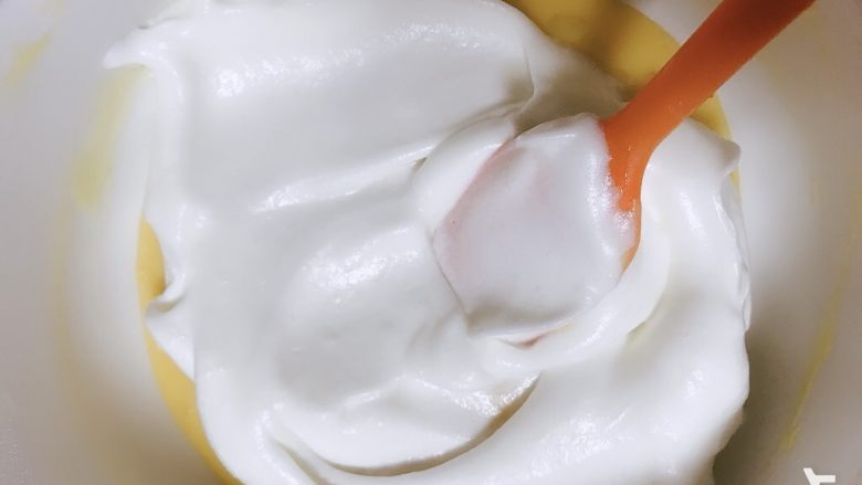 蜂蜜柚香戚风蛋糕,1/3蛋白糊与蛋黄糊翻拌均匀