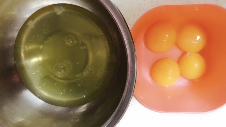 蜂蜜柚香戚风蛋糕,蛋清蛋黄分离，蛋清放冰箱冷冻