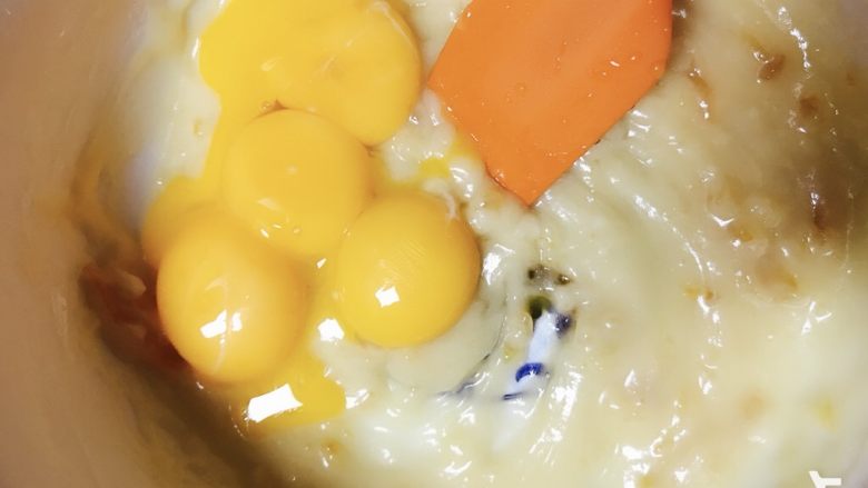 蜂蜜柚香戚风蛋糕,倒入蛋黄搅匀