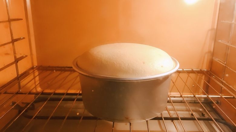 蜂蜜柚香戚风蛋糕,约烤了18分钟的样子