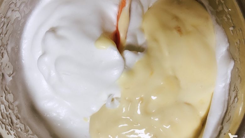 蜂蜜柚香戚风蛋糕,再与剩余蛋白糊混合，翻拌一定要均匀