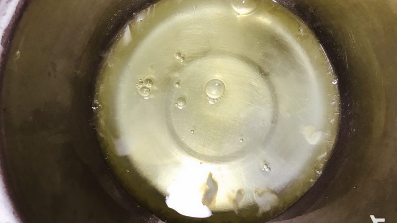 蜂蜜柚香戚风蛋糕,蛋白取出，滴入<a style='color:red;display:inline-block;' href='/shicai/ 715'>白醋</a>，烤箱预热