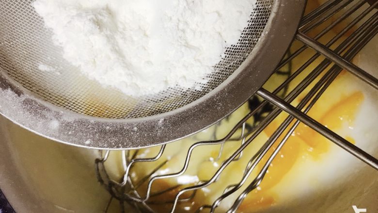 蜂蜜柚香戚风蛋糕,筛入低粉，翻拌均匀