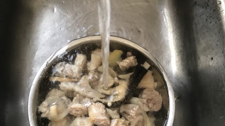 浓香椰子汤,活水洗净浮沫,浮沫是腥味的来源。