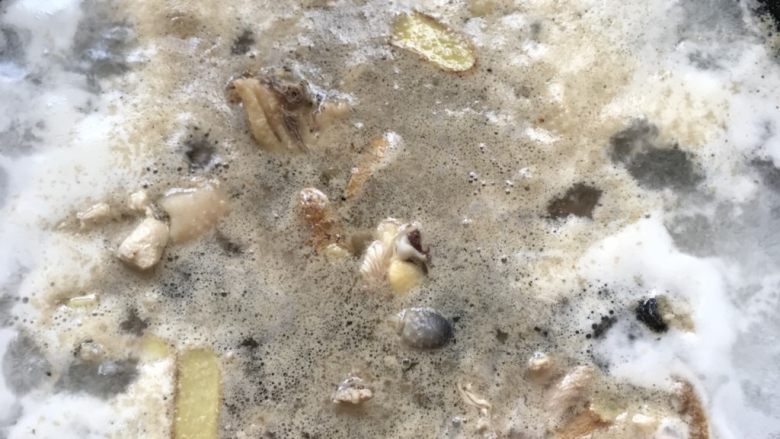 浓香椰子汤,沸腾4-5分钟即可捞起鸡肉,这样做能除腥味。