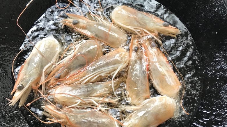丝瓜沙白馄饨汤,虾壳清洗干净,用厨房纸吸干水分,倒入适量油进行油炸。