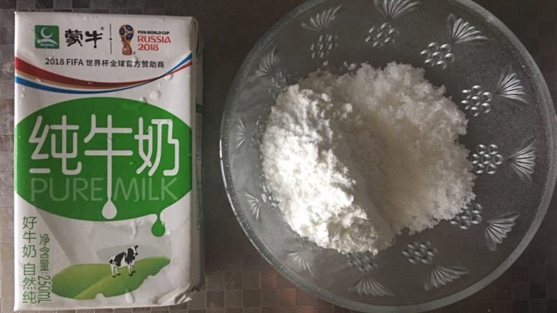 炸鲜奶,称好配料备用