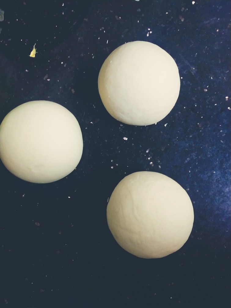 基础白馒头,揉成光滑的白胖子,25℃,40分钟,发酵至两倍大,入锅蒸15分钟,取出!蒸馒头一定要用旺火蒸,一口气蒸熟!