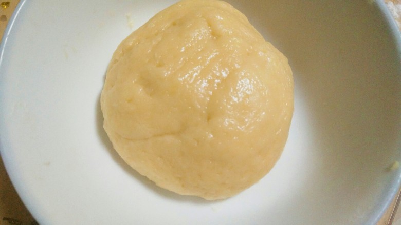 紫薯仙豆糕,用刮刀搅拌混合成团,