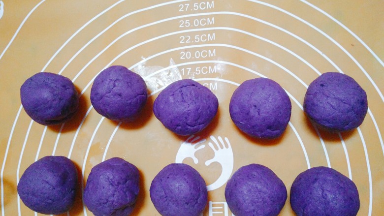 紫薯仙豆糕,紫薯放凉后同样分成10份,一份大概30克左右