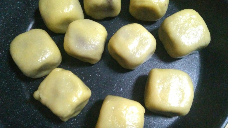紫薯仙豆糕,包好的仙豆糕用手整出四方体,放在不沾平底锅中小火煎制,平底锅不要放油
