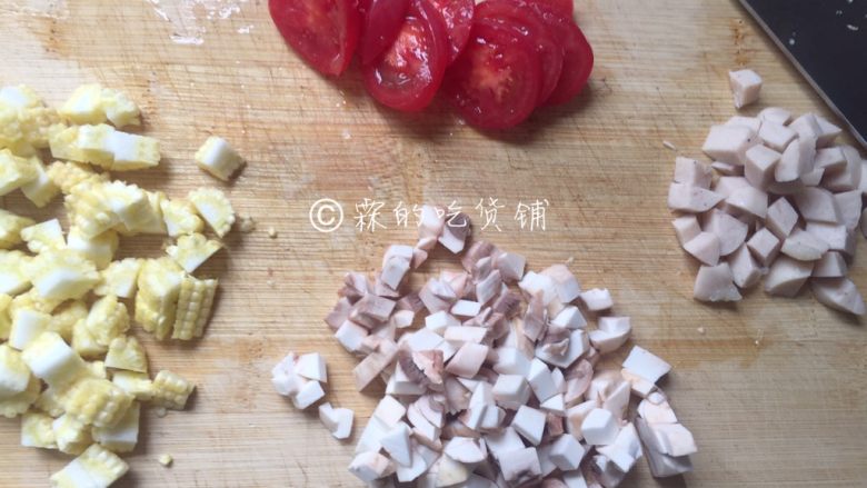 鲜蔬焗南瓜,玉米笋,蘑菇,鸡肉肠分别切成小丁,番茄切成片