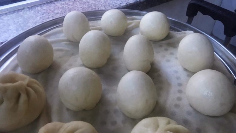 小馒头早餐,放入蒸锅开锅大火蒸十二分钟(顺便蒸了几个小包子)