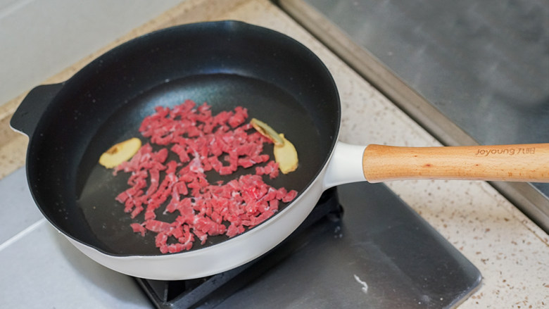 8个月以上宝宝辅食超细腻牛肉松做法,冷水加肉煮,去除一些腥味,