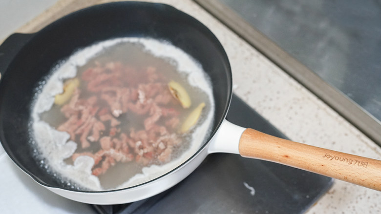 8个月以上宝宝辅食超细腻牛肉松做法,去除杂质，煮熟后捞出