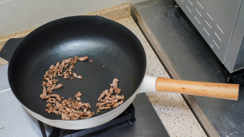 8个月以上宝宝辅食超细腻牛肉松做法,	翻炒成表面微微有点黄有点干就可以，里面还是湿的一定一定要看清楚