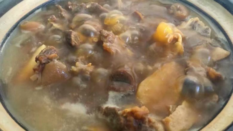 白萝卜羊肉煲,倒入开水,水位9分满就可以了,盖上盖子,再炖15分钟,把白萝卜炖软为止。