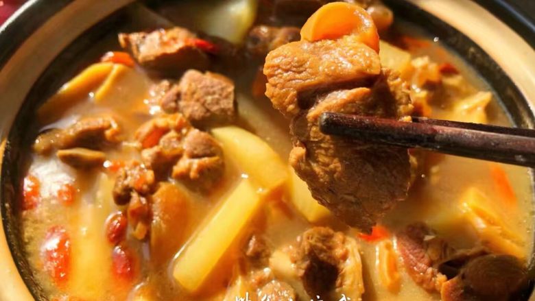 白萝卜羊肉煲,美味的白萝卜炖羊肉就做好了,这样炖出来的羊肉特别好吃,一点膻味都没有,汤很鲜美,羊肉也很入味,萝卜也特别美味。
