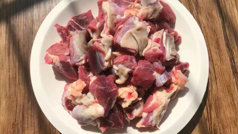 白萝卜羊肉煲,<a style='color:red;display:inline-block;' href='/shicai/ 329'>羊肉</a>800g,清洗干净待用。