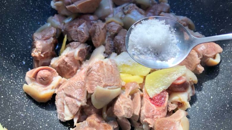 白萝卜羊肉煲,加入适量盐,继续翻炒,炒至羊肉焦黄为止。