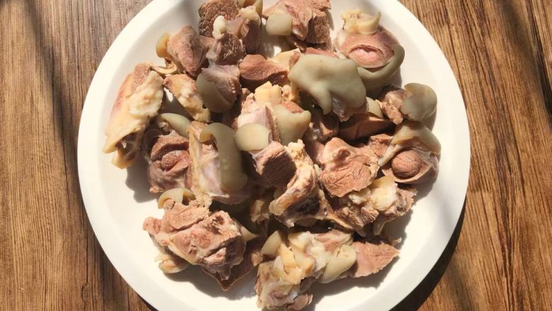 白萝卜羊肉煲,用冷水冲洗干净,装入盘里待用。