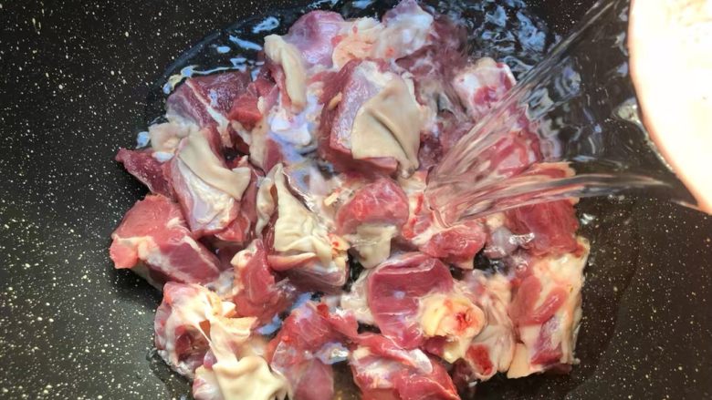 白萝卜羊肉煲,把羊肉倒入锅里,倒入和羊肉齐平的水,大火煮开。