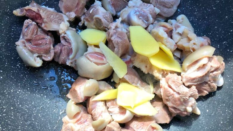 白萝卜羊肉煲,热锅放入适量油,放入羊肉和姜片翻炒一下。