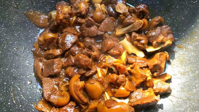 白萝卜羊肉煲,炖好了,汤炖干了,羊肉也刚好。(如果汤干了,羊肉还不够烂,那就再加些开水进去,继续炖)