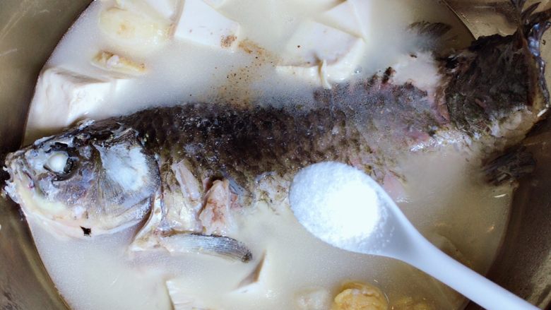 鲫鱼豆腐汤,在加一勺盐,就可以出锅啦