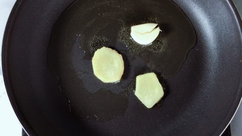 鲫鱼豆腐汤,锅中下油,放入姜片和蒜爆香一下