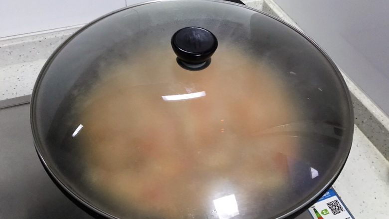 虾油贝丁萝卜丝菌菇,盖上锅盖,转中小火煮2.3分钟