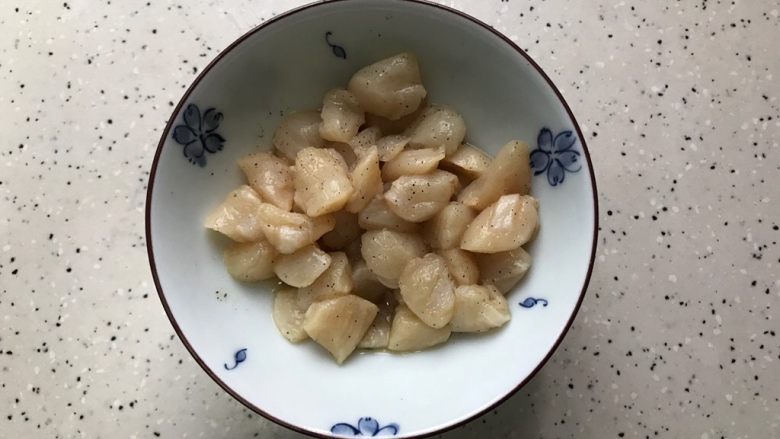 虾油贝丁萝卜丝菌菇,仙贝丁洗净之后入少许料酒,黑胡椒粉,抓均匀,腌制,备用