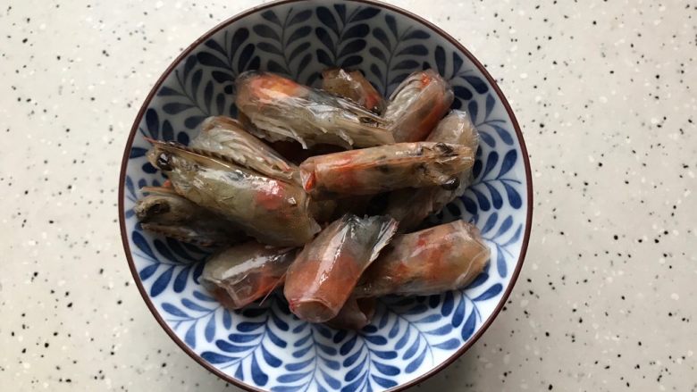 虾油贝丁萝卜丝菌菇,虾头剪去虾枪虾须,洗净,控干水分(虾身可以冰冻起来留做其他菜)