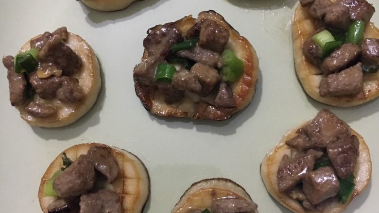 猪肝遇上鸡肶菇,8:炒好的猪肝铺在鸡肶菇上。